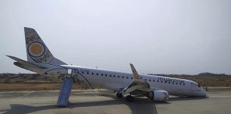 Plane makes emergency landing with no front wheels