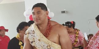 Watch hilarious moment women push each other as they try to kiss Taumālolo; van runs over foot of one of them