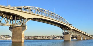 Auckland Harbour Bridge could completely close today in high winds