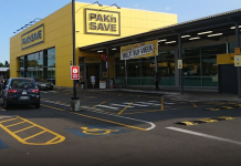 Woman refusing mask at supermarket returns with men, assaults guard – police