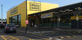 Woman refusing mask at supermarket returns with men, assaults guard – police