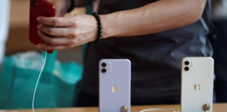 EU agrees to single mobile charging port in blow to Apple