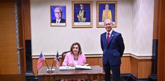 U.S. Navy deploys four warships east of Taiwan as Pelosi heads to Taipei