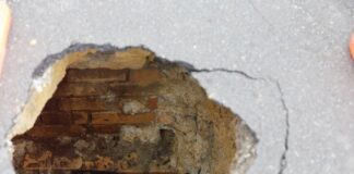 Sinkhole opens up in upmarket Auckland street, cordons erected around growing crater