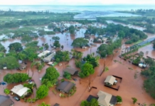 Thousands evacuated as Hawaii faces worst flooding in 20 years