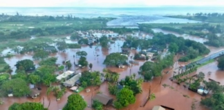 Thousands evacuated as Hawaii faces worst flooding in 20 years
